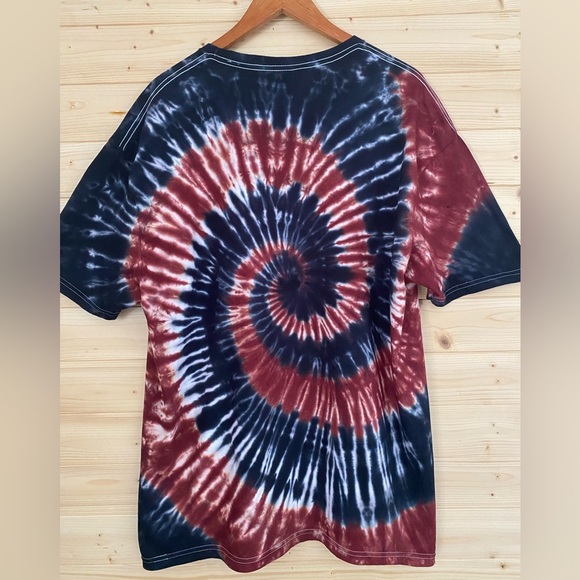 NEW GILDAN Unisex XL SoftStyle T-Shirt Garnet Black Tie Dye Spiral Pattern Retro - Picture 5 of 9